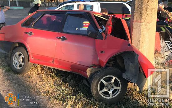 У Кривому Розі рятувальники витягали із понівечиної автівки водія, що влетів у стовп