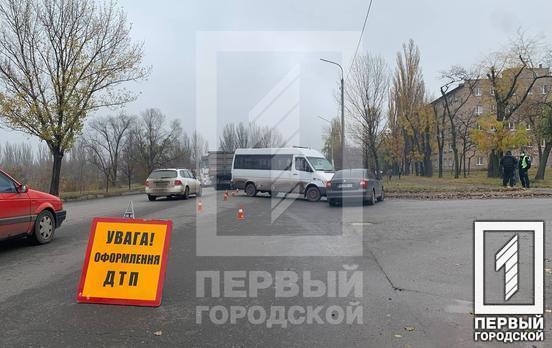 У Кривому Розі поблизу оптового ринку зіштовхнулись легковик та маршрутка