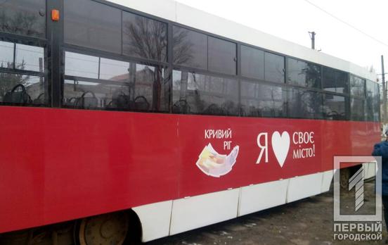 Неизвестные вандалы в Кривом Роге разбили стекло в трамвае