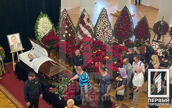 Прощання із мером Кривого Рогу Костянтином Павловим затримується через велику кількість бажаючих схилити голову перед покійним очільником міста