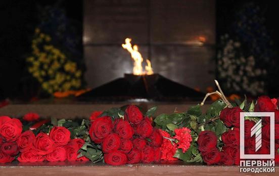 В Кривом Роге на рассвете возложили цветы в День победы над нацизмом
