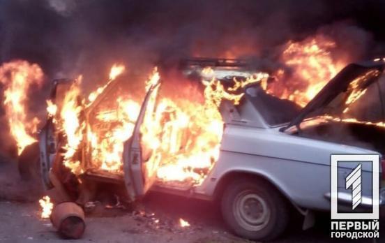 В Кривом Роге тушили гараж с автомобилем