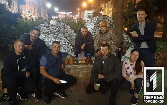 В Кривом Роге шахтёры КЖРК в поддержку бастующих коллег разбили палаточный городок под шахтоуправлением и провели там ночь