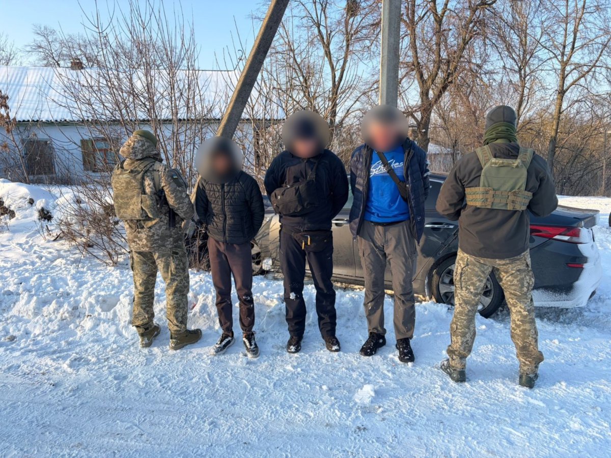 У момент погоні автівка влетіла у стовп: прикордонники затримали чоловіків з Дніпропетровщини, Донеччини та Азербайджану