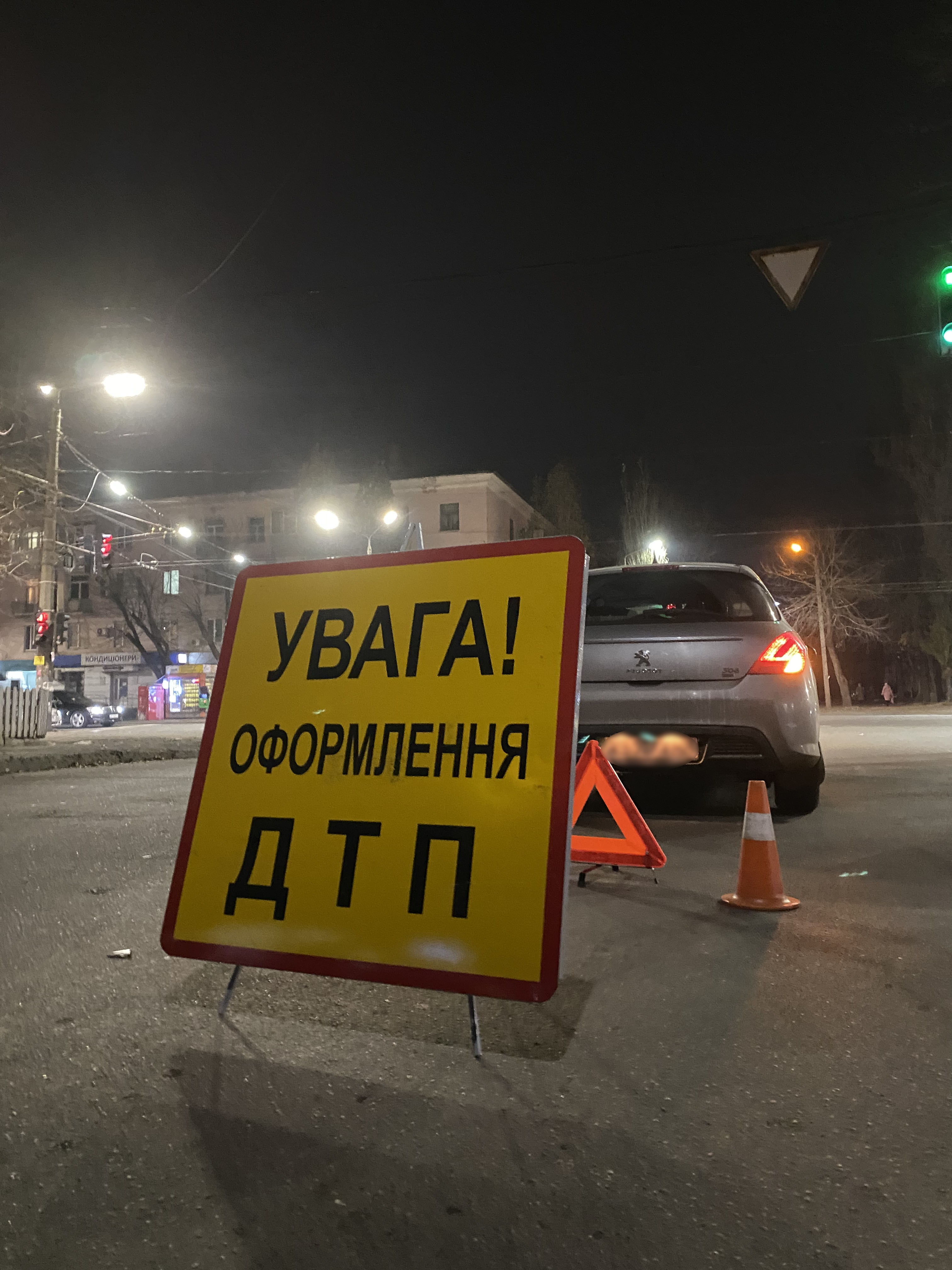 В Кривом Роге водитель легковушки задел Peugeot на перекрёстке и скрылся с места происшествия