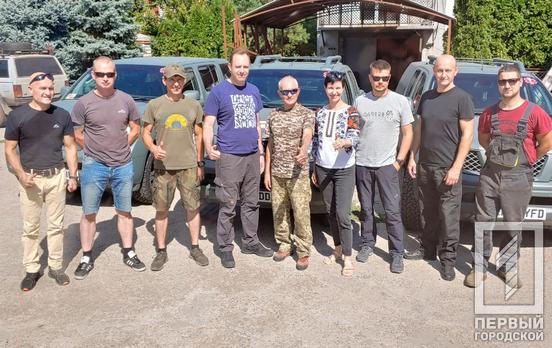 Допомога парамедикам і подарунок для відчайдушного скелелаза-захисника Олега Гринченка: литовські волонтери привезли до Кривого Рогу позашляховики Nissan та дефіцитні ліки