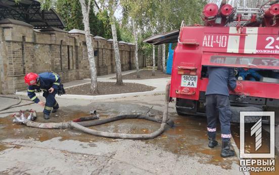 Винесли з будинку згорілі частини меблів та обігрівач: у Покровському районі Кривого Рогу спалахнув приватний будинок