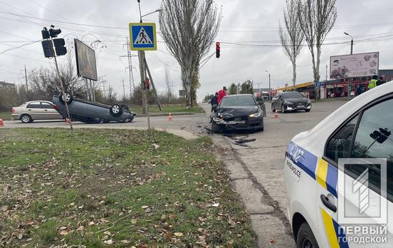 У одної машини розворотило «передок», а інша лежить на даху: у Кривому Розі на об’їзній сталася ДТП з Opel та Audi