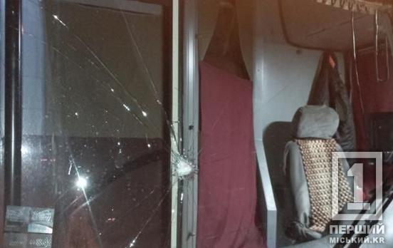 Каменем у «лобовуху»: у Кривому Розі вандали поцілили в автобус