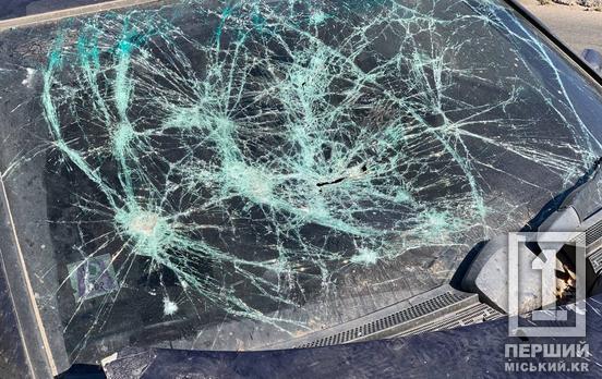 Розбите лобове, відсутні магнітола та колесо: на вулиці Романа Рибалки стоїть покинутий Mercedes