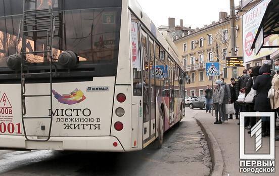 Тільки сидячі пасажири та у масках: у Кривому Розі громадський транспорт надалі працюватиме в режимі «червоної зони», – рішення міської комісії з питань ТЕБ та НС