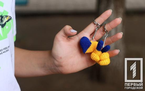 У Кривому Розі маленька переселенка в’яже патріотичні сувеніри та збирає кошти на допомогу військовим