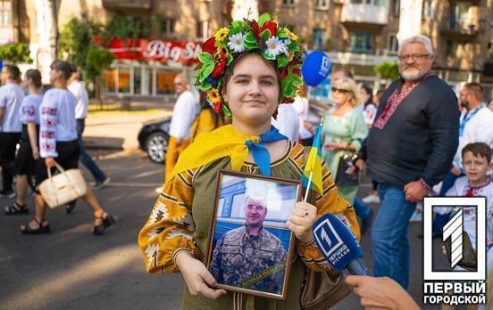 Посмішки, сяючі очі та українські символи на одязі: чим запам’ятався «Парад вишиванок» у Кривому Розі, – фоторепортаж