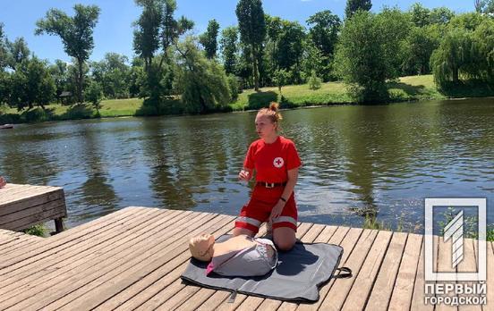 У Кривому Розі провели профілактичну бесіду з відпочивальниками на одній із водойм та показали майстер-клас із надання першої допомоги