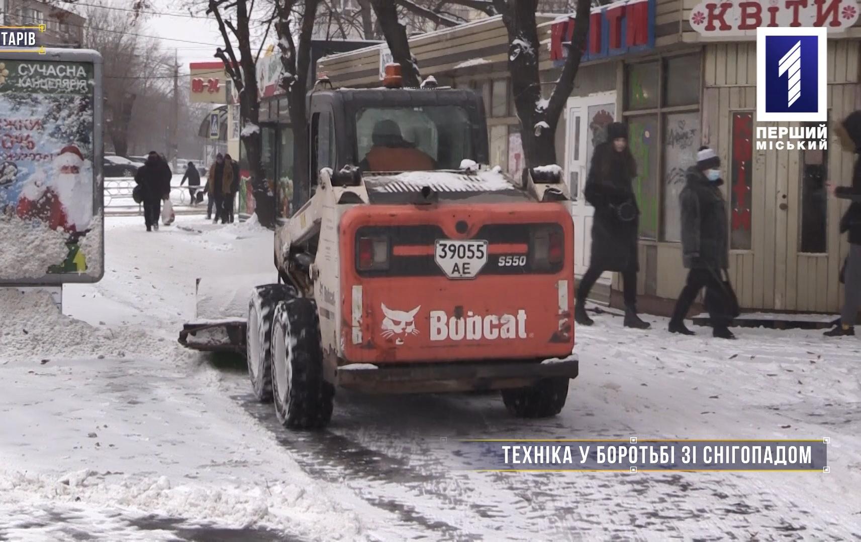 Без коментарів: техніка у боротьбі зі снігопадом