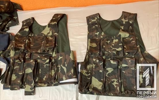 З початку війни в Україні криворізькі волонтери виготовляють «жилети-розгрузки» для українських військових