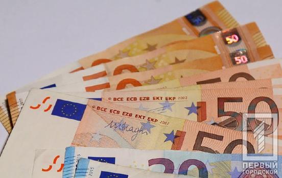 Нацбанк Украины отменил разрешение на свободный вывоз за границу валюты на сумму свыше 10 тысяч евро