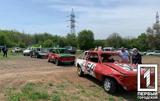 У Кривому Розі гонщики-екстремали ганяли на автотреку на підтримку товаришів по спорту, які зараз боронять Україну на передовій