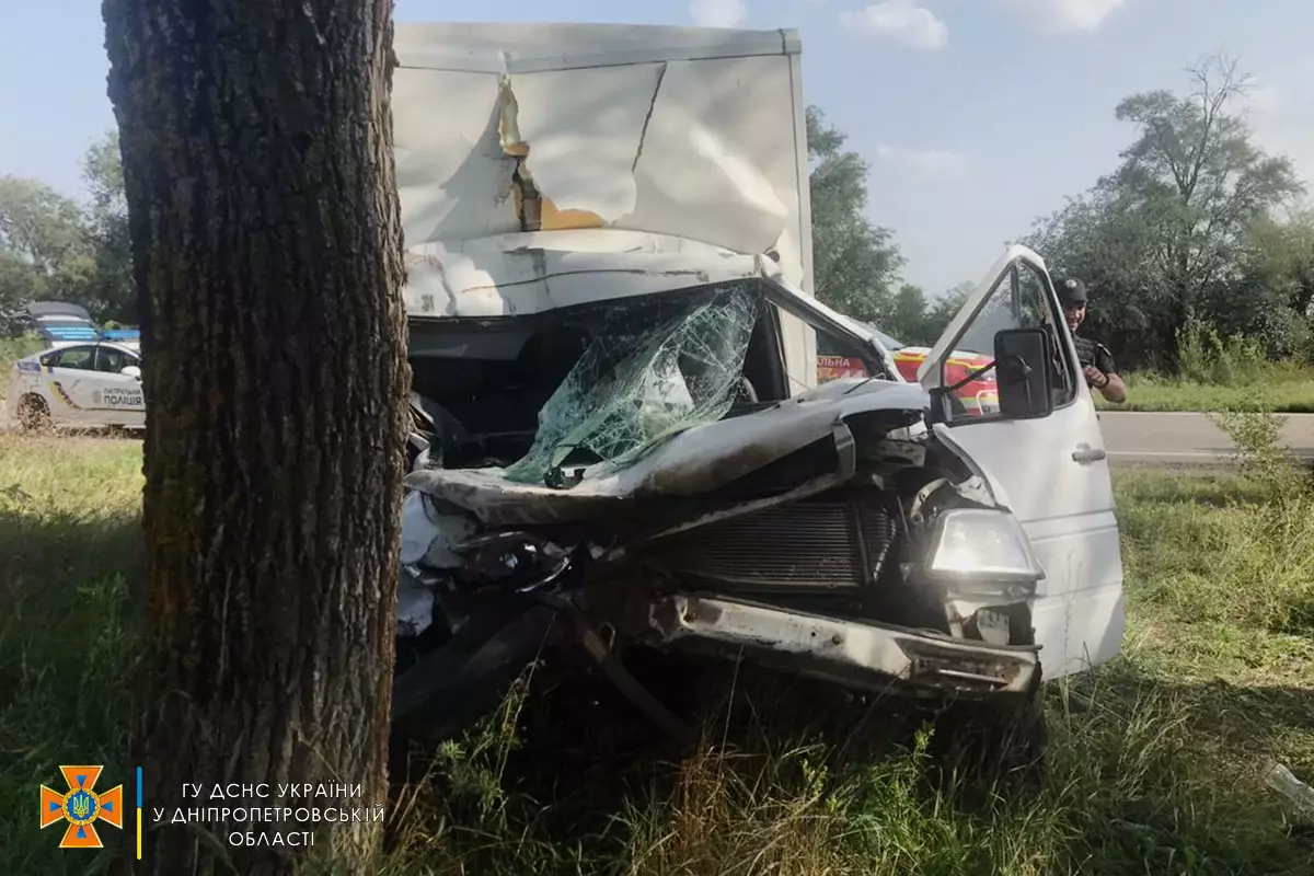 Зіткнувся з вантажівкою: в результаті аварії у Криворізькому районі чоловіка затисло у мікроавтобусі