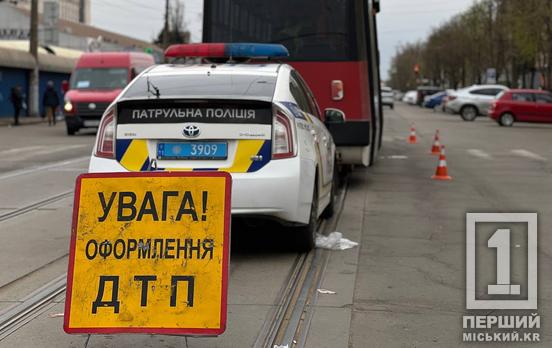 Калюжа крові на асфальті: на Соцмісті чоловік впав головою під трамвай