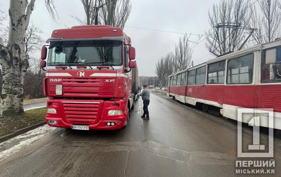 У Кривому Розі на перехресті зіткнулися дві вантажівки через трамвай, що зійшов із рейок