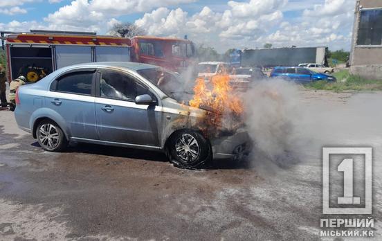 Вогонь з «морди» перекинувся у салон: у Криворізькому районі згоріла іномарка