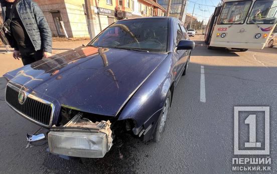 ДТП з розтрощеними машинами: на проспекті Металургів у Кривому Розі зіштовхнулися Volkswagen та Skoda