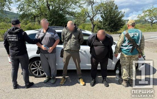 Спочатку їхали з водієм, а потім мали вибиратися пішки: двом чоловікам з Дніпропетровщини прикордонники зірвали «вояж» до Словаччини