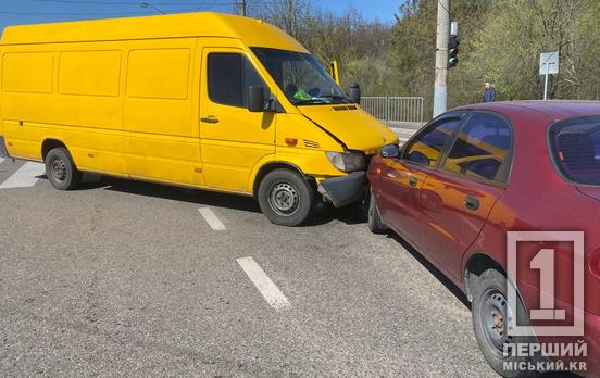 Хотів уникнути одну ДТП, але сталася інша: на Дніпровському шосе легка лобова аварія з Mercedes та Daewoo