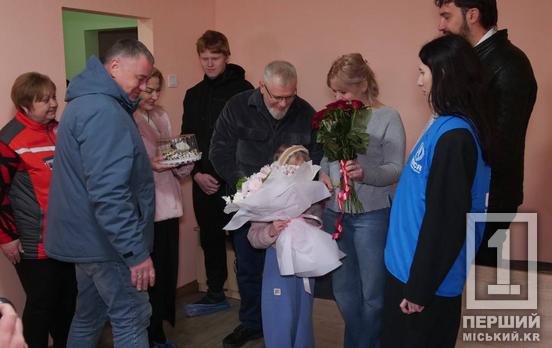 В Кривом Роге ключи от квартиры получила многодетная семья из Херсонской области, лишившаяся жилья в результате боевых действий