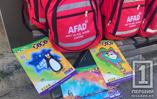 Свято перед важливим кроком: волонтери Криворізького осередку Червоного Хреста дарували рюкзачки майбутнім першокласникам