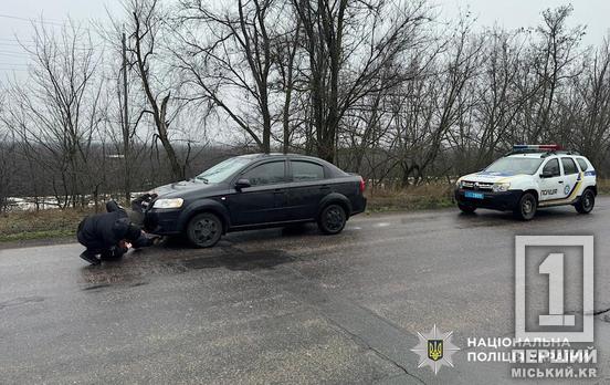 Застрял посреди трассы: полицейские Криворожья спасли водителя на дороге
