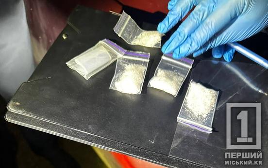 Заборонка в кишені куртки: у Кривому Розі пасажир Chevrolet видав себе нервовою поведінкою