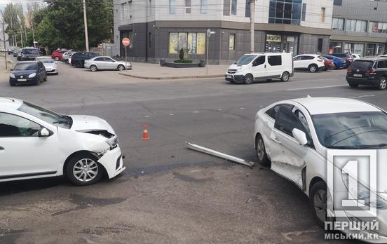 Хотів об’їхати одну ДТП і в результаті потрапив в іншу сам: на Вільної Ічкерії вдарилися Hyundai та Renault