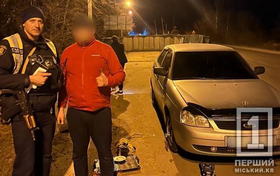 Вчасно підтримали та встановили запаску: криворізькі патрульні допомогли керманичу на блокпосту