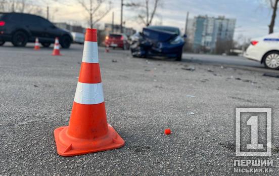 Плата за неуважність – мінус «передки» та лікарняні: на Електрозаводській Chery не пропустила Tesla, є постраждалі