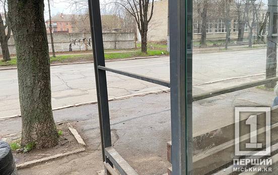 Не вціліла після візиту вандалів: у Покровському районі невідомі розтрощили зупинку