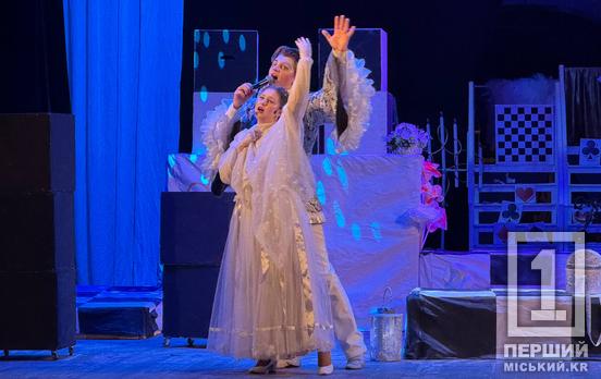 Воздух наполнен теплом, радостью и детскими улыбками: юные криворожане окунулись в Страну Чудес в театре Шевченко