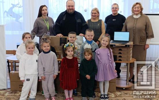 Міська влада Кривого Рогу, разом з міжнародними та благодійними організаціями, продовжує підтримувати і створювати комфортні та безпечні умови освітнього середовища