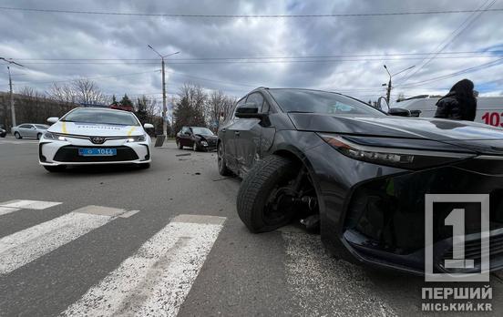 Розбита «морда» та вивернуте колесо: у районі Квіткового Годинника сильна ДТП з Toyota і Лада