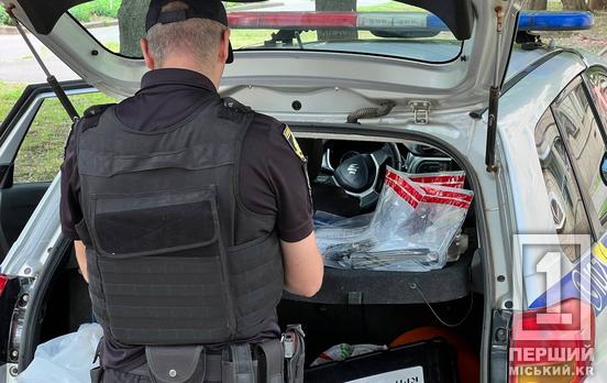 Вранішня знахідка в клумбі: криворіжець помітив рюкзак набитий зброєю під житловим будинком