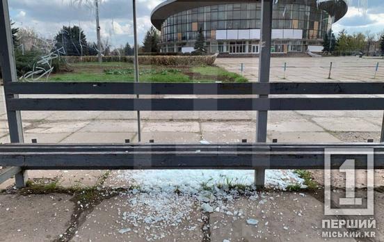 У Кривому Розі розбили скляну зупинку біля цирку: черговий акт вандалізму