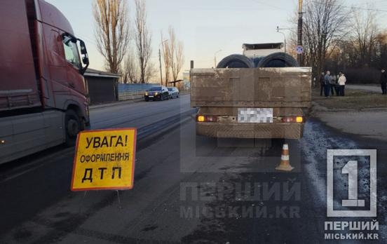 Потрапила у сліпу зону: на Нікопольському шосе вантажівка зіштовхнулася з навчальним авто