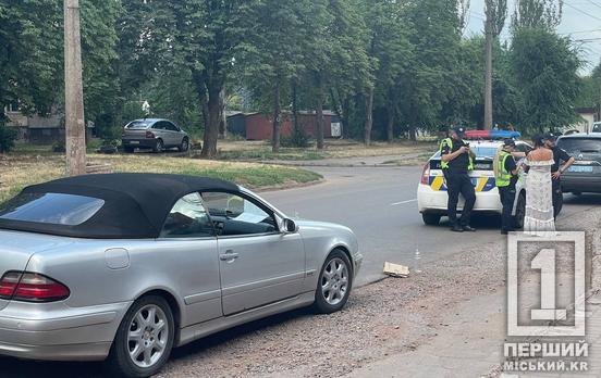 Не зреагувала на звукові сигнали авто: на Юності Mercedes збив містянку