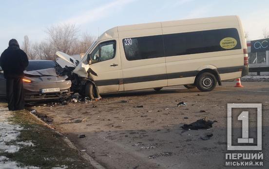 Маршрутка та два легковики: на Майдані Олександра Химиченка була потрійна ДТП