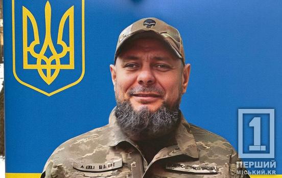 Поруч з труною сипалися пелюстки квітів: у Кривому Розі місце останнього спочинку знайшов боєць Олександр Фатєєв