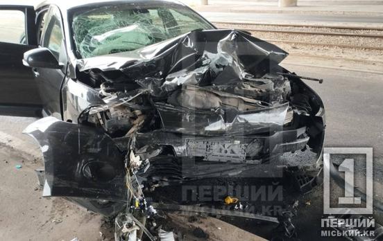 Їхала «проти шерсті»: у Кривому Розі водійка лоб у лоб протаранила Renault