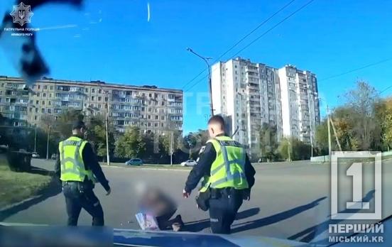 У Кривому Розі патрульні допомогли 77-річній жінці, якій стало зле на дорозі