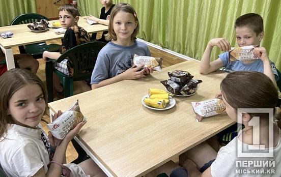 Солодкий початок літа: вихованців Криворізьких центрів реабілітації пригостили смаколиками