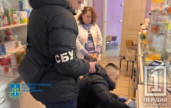 Використовували аптеки для своїх брудних справ: на Дніпропетровщині незаконно збували прекурсори